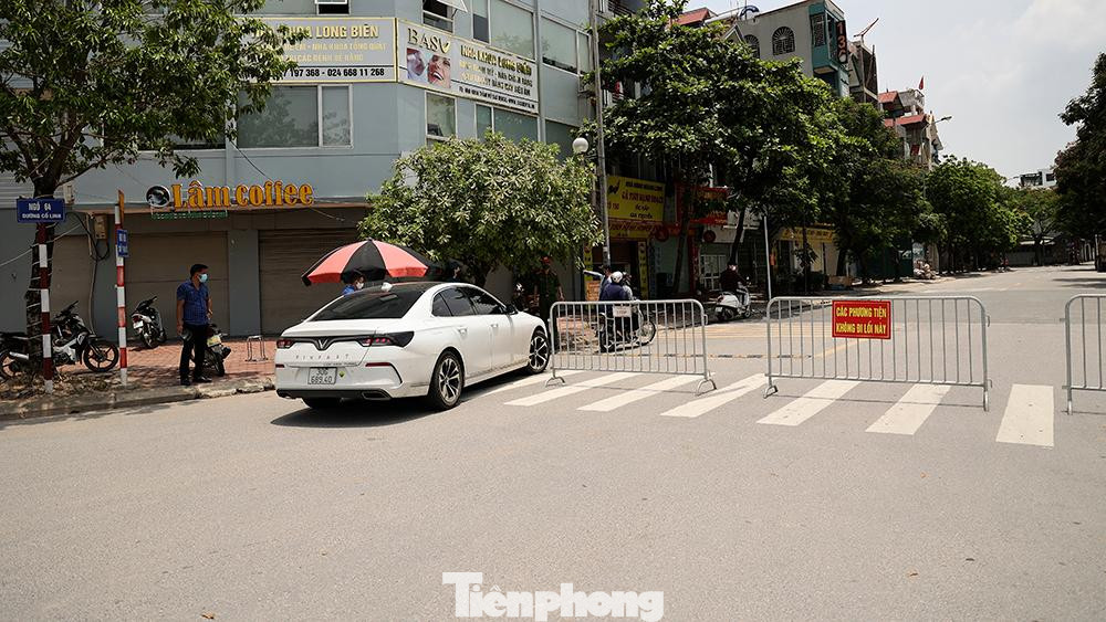 Lực lượng này sẽ kiểm tra những người ra vào địa bàn, yêu cầu người dân phải xuất trình được giấy tờ của lực lượng chức năng, hoặc công lệnh có dấu đỏ thì mới được di chuyển tiếp