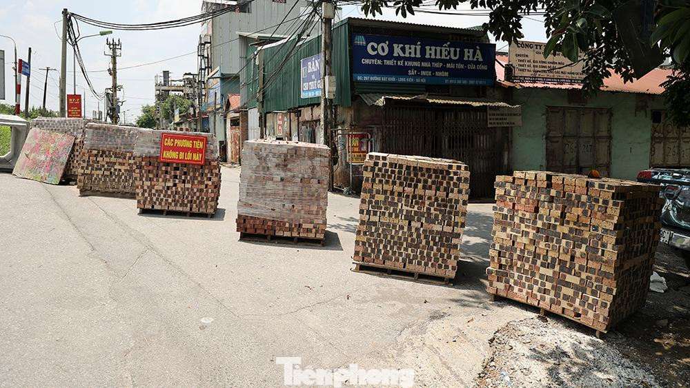 Những kiêu gạch chắc chắn được lập nên những ngày vừa qua tại đường Bát Khối (Long Biên, Hà Nội).