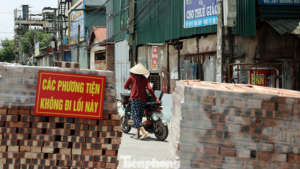 Trông thì hơi cực đoan nhưng hiệu quả thì đạt 100%, không một ai ra và cũng không ai vào được