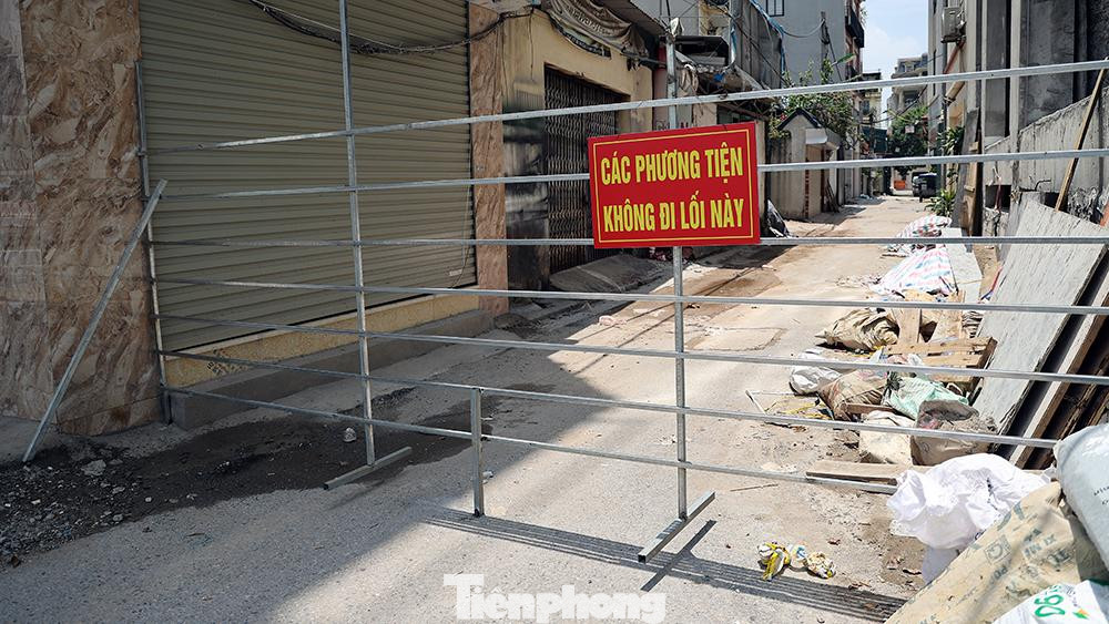 Đặc điểm thành thị ở nhiều phường, xã có quá nhiều đường ngang, lối ngõ ra vào, trong khi lực lượng phòng dịch của chính quyền lại mỏng. Ngoài ra, cơ sở vật chất để làm barie cũng hạn chế nên các địa phương này phải tạm dựng những chốt cứng tạm thời như này để hạn chế người dân ra vào mà không được kiểm soát.