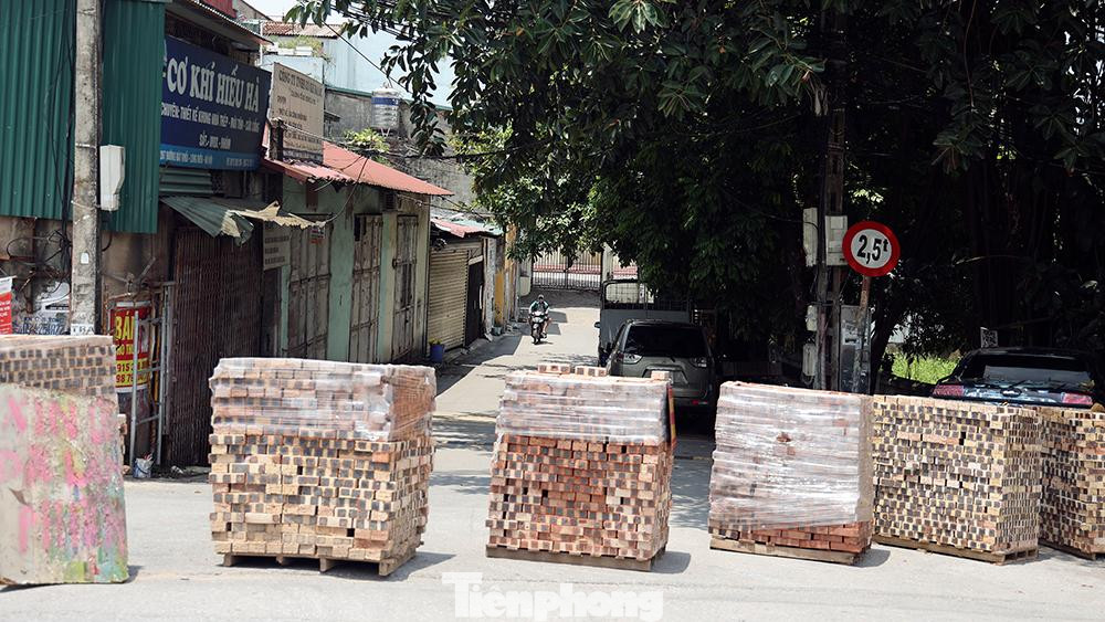 Số lượng nhân lực đảm bảo việc quản lý tại các chốt không đủ, thiếu rào chắn nên một số phường của quận Long Biên đã lập các chốt chặn "cứng" bằng gạch, ống cống... để đảm bảo việc hạn chế người dân ra đường. Theo chính quyền địa phương, đây cũng là phương án tạm thời nhằm đảm bảo công tác phòng chống dịch Covid-19.