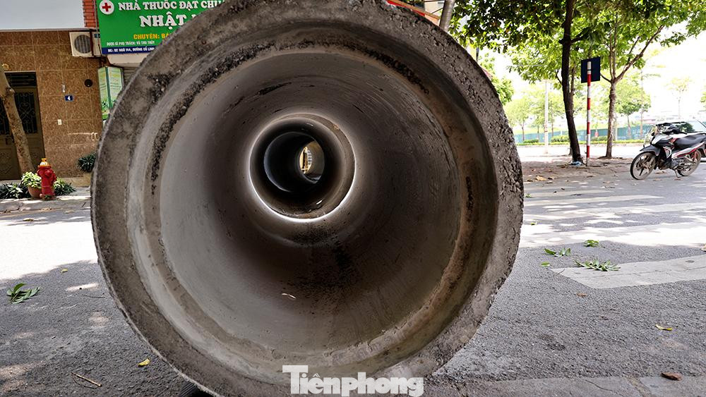 Lực lượng chức năng tại quận Long Biên (Hà Nội) đã mạnh tay lập các chốt cứng kiên cố ở một số tuyến đường để hạn chế phương tiện lưu thông. Ảnh: đầu một con ngõ trên đường Cổ Linh (phường Long Biên, quận Long Biên) được chặn bàng những ống cống bê tông chắc chắn.