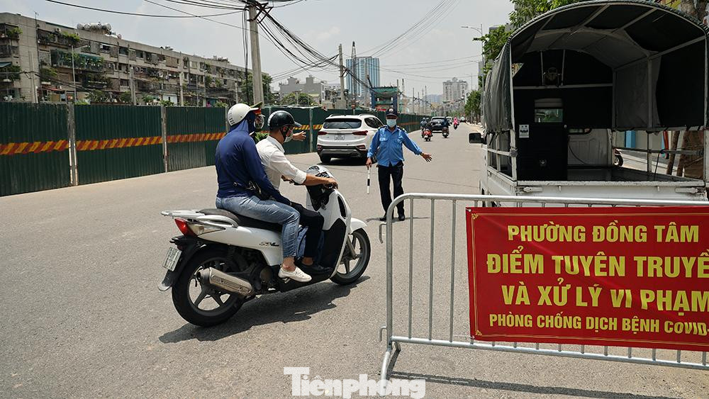 Tại các chốt "mềm" sẽ có lực lượng chức năng gồm công an phường, dân quân và tình nguyện viên túc trực.
