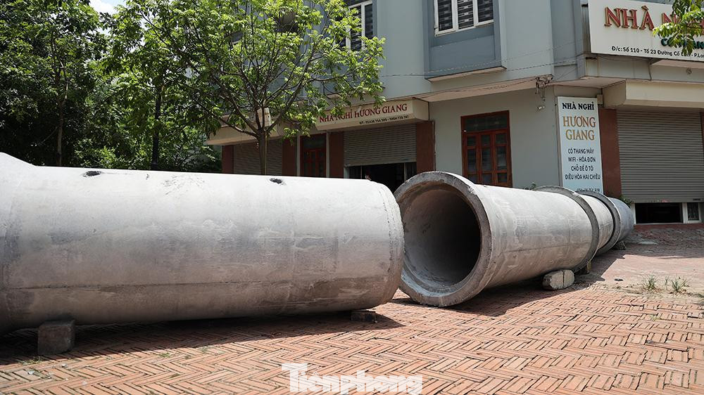 Ngay sau khi Hà Nội áp dụng giãn cách xã hội theo Chỉ thị 17, nhiều chốt chặn tại các đường, ngõ đi vào địa bàn phường, xã trên địa bàn Thủ đô được thành lập nhằm ngăn chặn dịch bệnh đang lây lan.