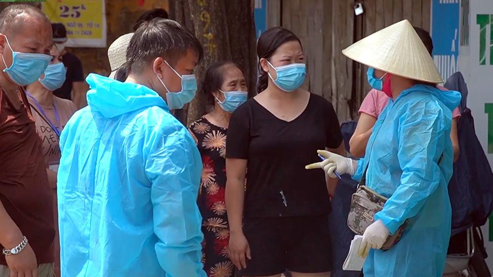 Cơ quan chức năng địa phương cùng nhiều tổ chức thiện nguyện đã có mặt từ rất sớm để cung cấp nhu yếu phẩm cần thiết phục vụ người dân trong các khu phong tỏa.