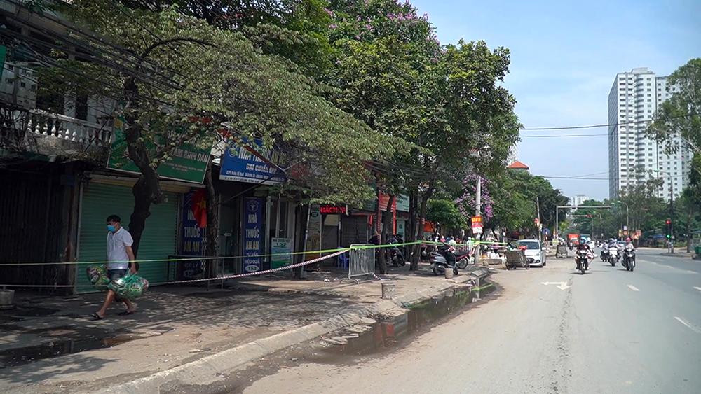 Để kiểm soát dịch bệnh nhằm hạn chế thấp nhất dịch lây lan ra cộng đồng, UBND quận Hà Đông yêu cầu UBND phường Kiến Hưng thiết lập tạm thời phong tỏa khu vực có các hội gia đình cho thuê trọ tại tổ 14, 15 để quản lý những người liên quan đến bệnh viện K cơ sở Tân Triều. Chỉ đạo các lực lượng lập chốt canh gác 24/24 giờ, không cho bất kỳ người dân nào ra khỏi khu vực quản lý. Trước đó, tại bệnh viện K đã phát hiện các ca lây mắc COVID-19 cộng đồng.