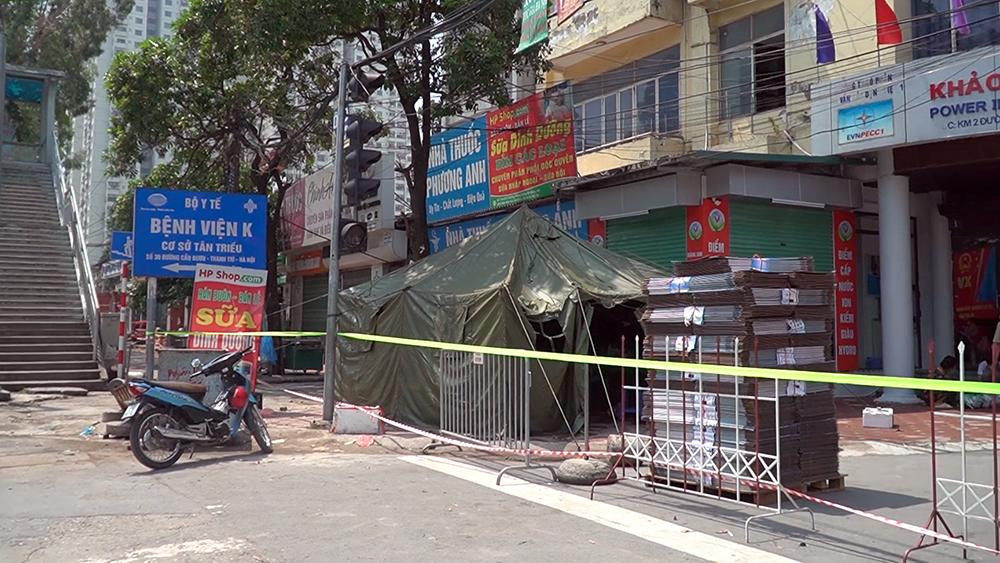 Toàn bộ các lối vào của khu dân cư đều được rào chắn theo tinh thần "nội bất xuất, ngoại bất nhập" để phòng sự lây lan của dịch bệnh. Ảnh: Mạnh Thắng