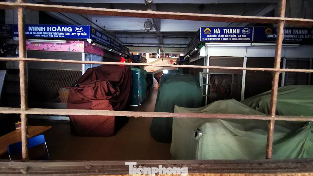 Chợ Đồng Xuân cho biết, tại đây có 2300 kiot kinh doanh. Tuy nhiên, chỉ có 150 quầy thực phẩm thiết yếu được phép hoạt động. Còn lại tất cả đều phải thực hiện đóng cửa.