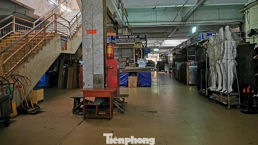 Toàn bộ cửa chợ, nguồn điện bị đóng, để đảm bảo công tác phòng cháy chữa cháy, cũng như phòng, chống dịch Covid-19.