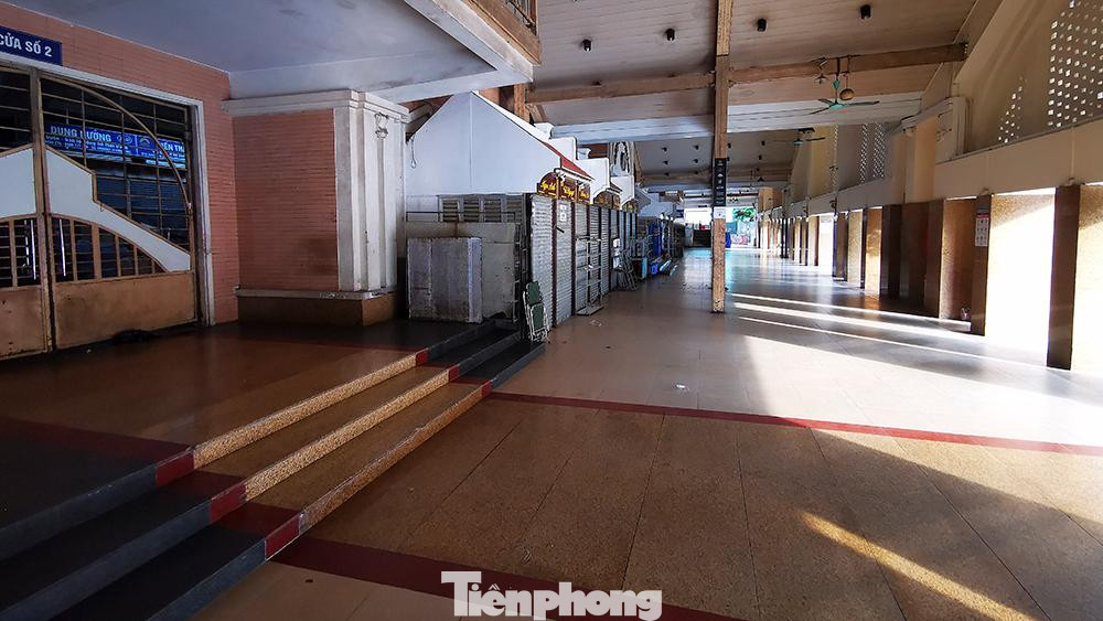 Cùng ngày Ban quản lý chợ Đồng Xuân đã nhanh chóng triển khai các chốt trực, chỉ để lại 1 lối vào chợ và 2 lối ra. Lối vào được bố trí lực lực lượng kiểm soát, đo thân nhiệt, sát khuẩn cho người vào chợ.