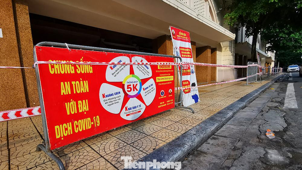 Thực hiện theo Công điện 15, BQL chợ Đồng Xuân đã thông báo và yêu cầu toàn bộ các cửa hàng kinh doanh dịch vụ như thời trang, đồ gia dụng, các mặt hàng không thiết yếu sẽ phải đóng cửa cho tới khi có thông báo mới.