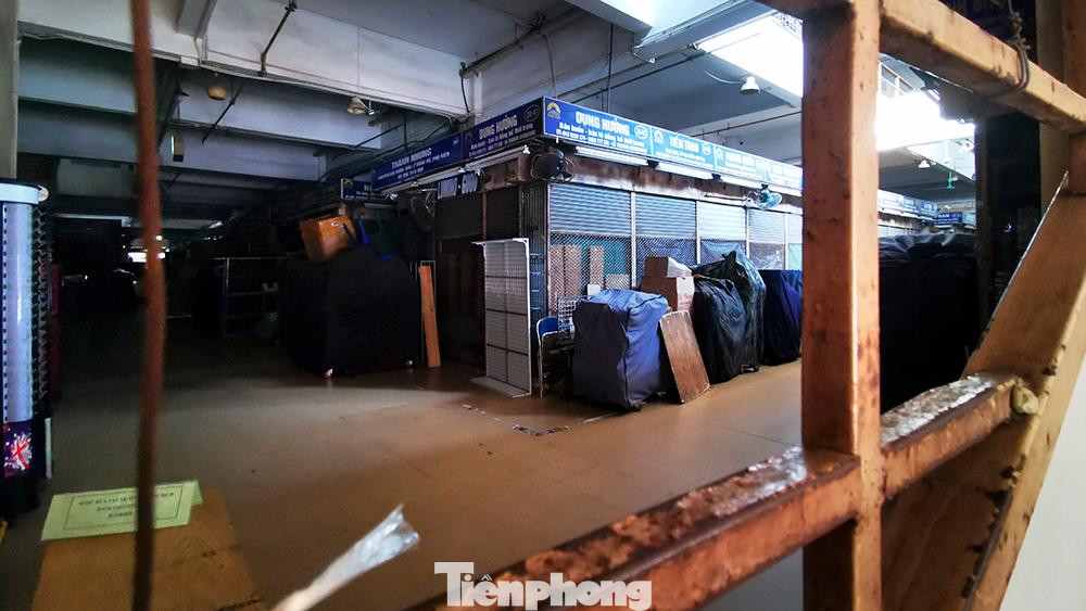 Hiện chợ chỉ cho phép các cơ sở kinh doanh lương thực, thực phẩm hoạt động để phục vụ nhu cầu của người dân mua sắm tại chợ.