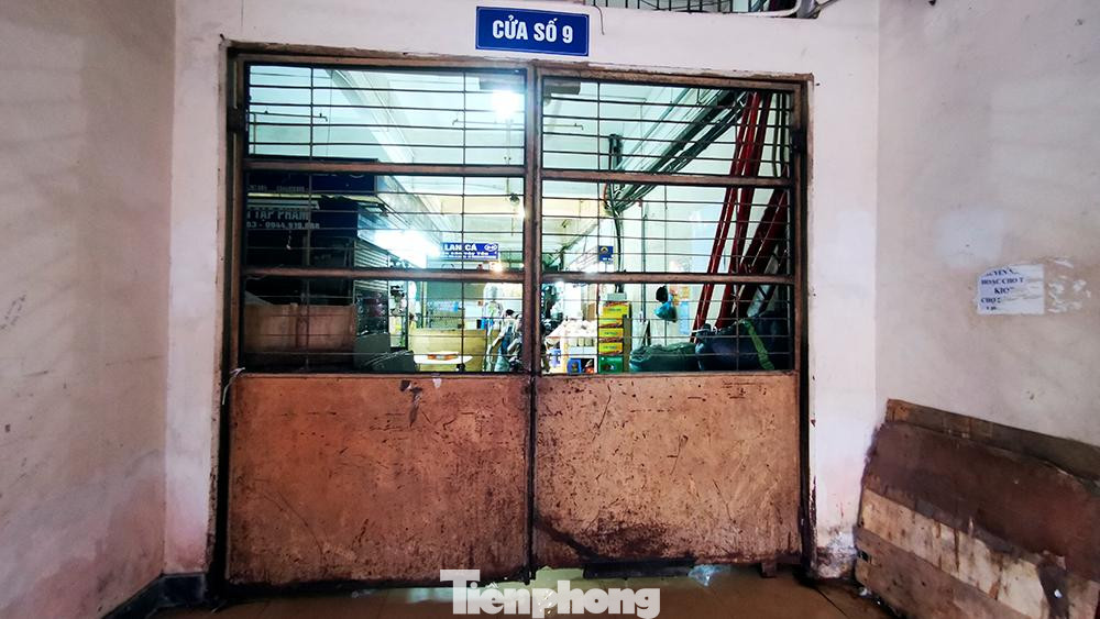 Tại chợ Đồng Xuân, quận Hoàn Kiếm sáng nay, hàng nghìn tiểu thương đã đến để thu dọn đồ đạc.