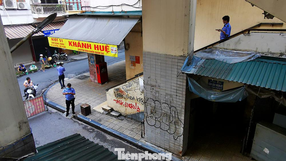 Theo lãnh đạo quản lý chợ Đồng Xuân, do thành phố có sự chuẩn bị lương thực, thực phẩm nên tại chợ Đồng Xuân không có hiện tượng người dân đổ xô đến tích trữ lương thực, đảm bảo giãn cách.
