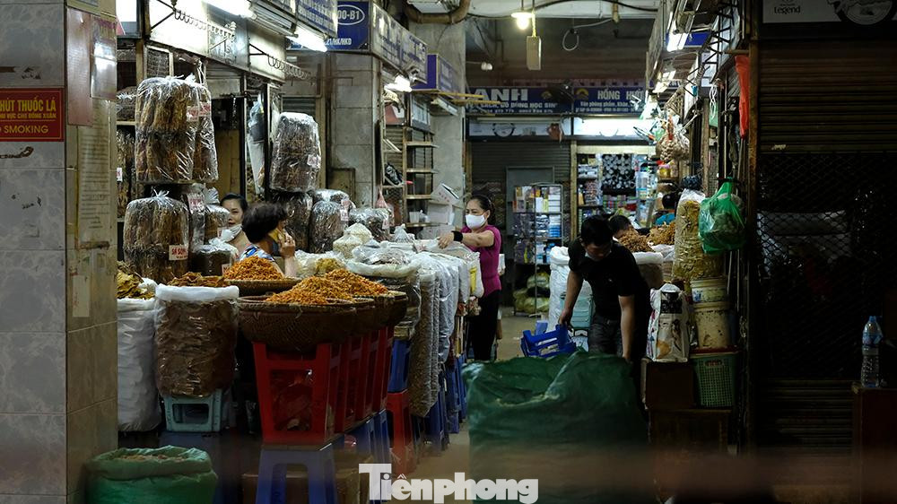 Tuy mặt hàng thiết yếu vẫn được mở bán, nhưng sức mua kém hẳn, không có người vào chợ. Vì thế, nhiều tiểu thương bán các mặt hàng thực phẩm khô cũng tình nguyện đóng cửa hàng để phòng chống dịch.