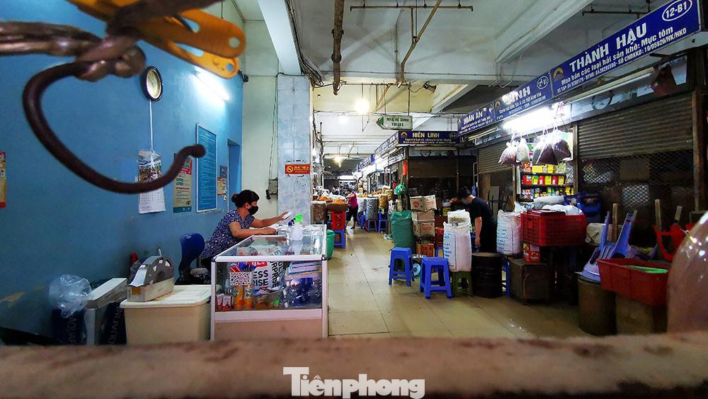 Theo Ban quản lý, chợ Đồng Xuân có hơn 2.300 gian hàng, trong đó 150 gian kinh doanh lương thực, thực phẩm được phép hoạt đồng, hơn 2.150 gian hàng không thiết yếu đã buộc đóng cửa.