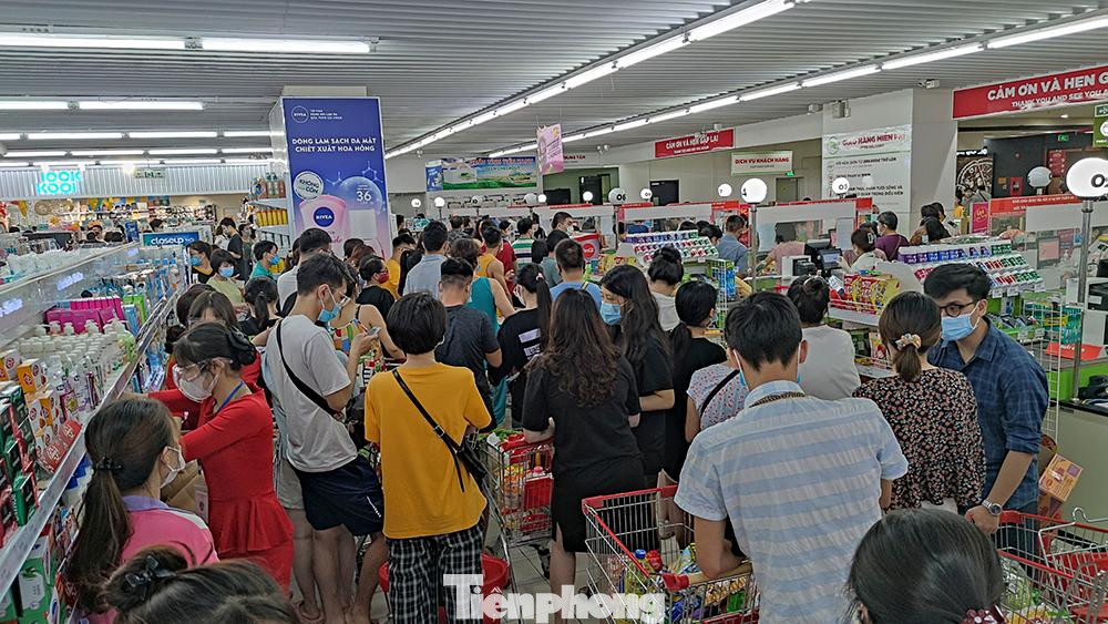 Nhiều siêu thị, người dân xếp hàng chờ cả tiếng đồng hồ mới tới lượt thanh toán.