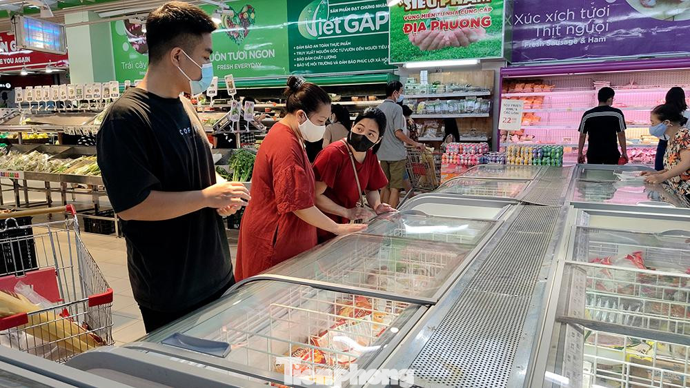 Ở một số siêu thị lớn ở Hà Nội, lượng khách tăng vọt. Mặt hàng được mua nhiều nhất là lương thực, thực phẩm.