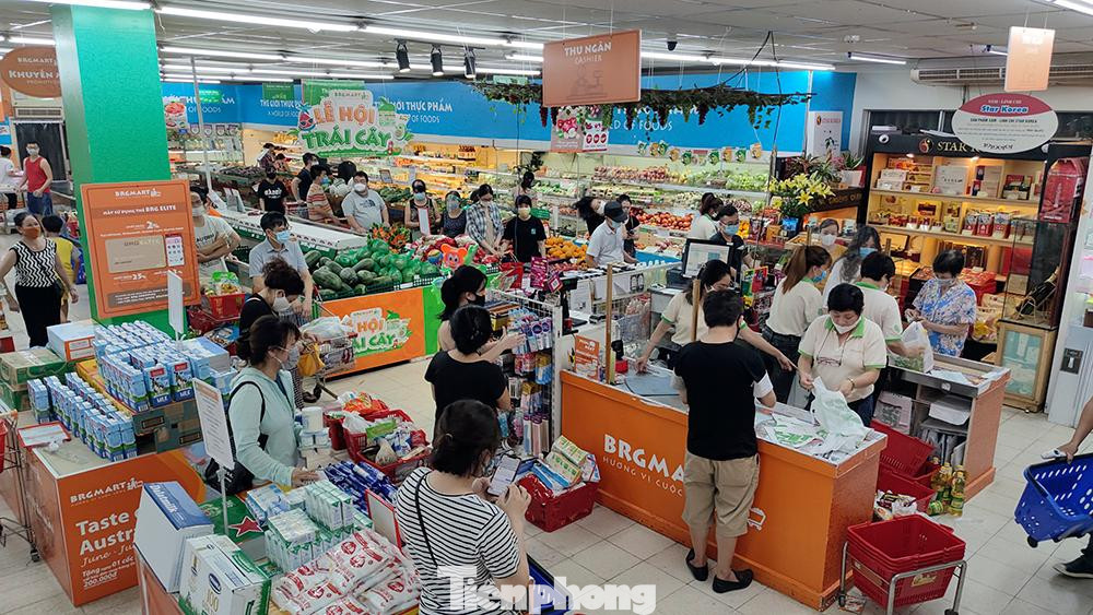 Tại siêu thị BigC Supercenter (đường Trường Chinh), thời điểm hơn 20h, nhiều người dân xếp hàng chờ cả tiếng đồng hồ mới đến lượt thanh toán.