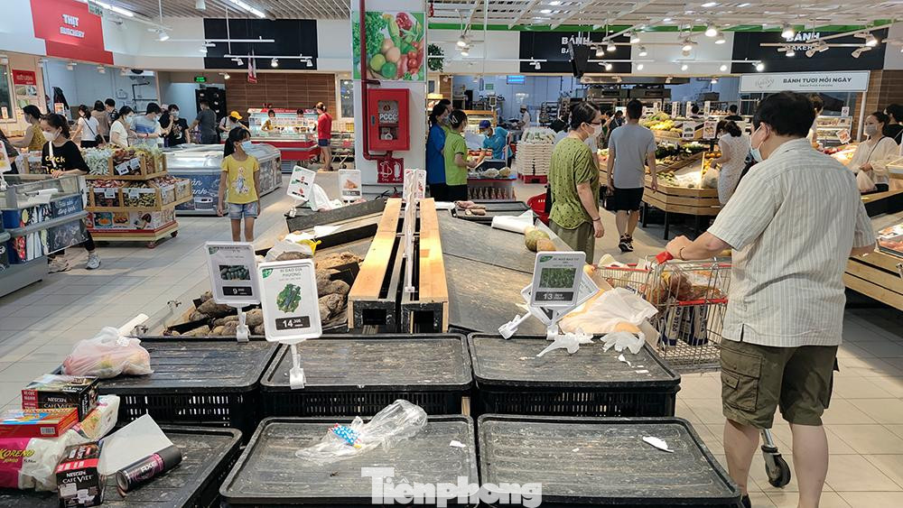 Siêu thị VinMart tại Khu đô thị Times City, người dân ùn ùn tới mua hàng, nhiều quầy hàng tan hoang chỉ sau ít giờ đầu buổi tối nay.