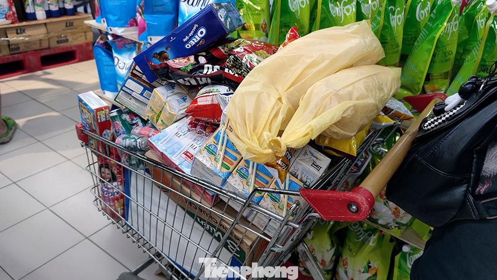 Ai ai cũng đẩy xe đầy ắp hàng hóa đứng chờ đến lượt thanh toán.