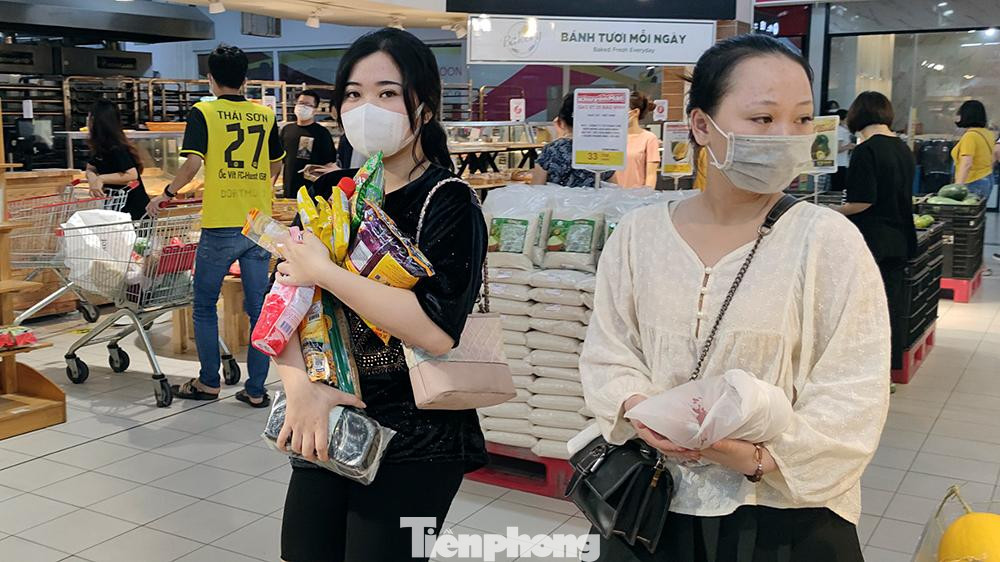 Chiều 18/7, Chủ tịch UBND thành phố Hà Nội Chu Ngọc Anh ký ban hành Công điện hoả tốc về các biện pháp phòng chống dịch COVID-19. Theo Công điện, trên địa bàn thành phố, trong những ngày gần đây, xuất hiện nhiều ca mắc trong cộng đồng, trong đó một số ca chưa xác định được nguồn lây. Vì thế áp dụng các biện pháp cấp bách phòng chống dịch COVID-19 kể từ 00h00 ngày 19/7/2021. Thành phố yêu cầu mọi người dân ở tại nhà, chỉ ra ngoài trong trường hợp thật sự cần thiết như đi công tác công vụ, làm việc tại cơ quan, công sở, nhà máy, cơ sở sản xuất, cơ sở kinh doanh dịch vụ, hàng hóa thiết yếu được phép hoạt động, mua lương thực, thực phẩm, thuốc men và các trường hợp khẩn cấp khác như cấp cứu, khám chữa bệnh, thiên tai, hỏa hoạn…