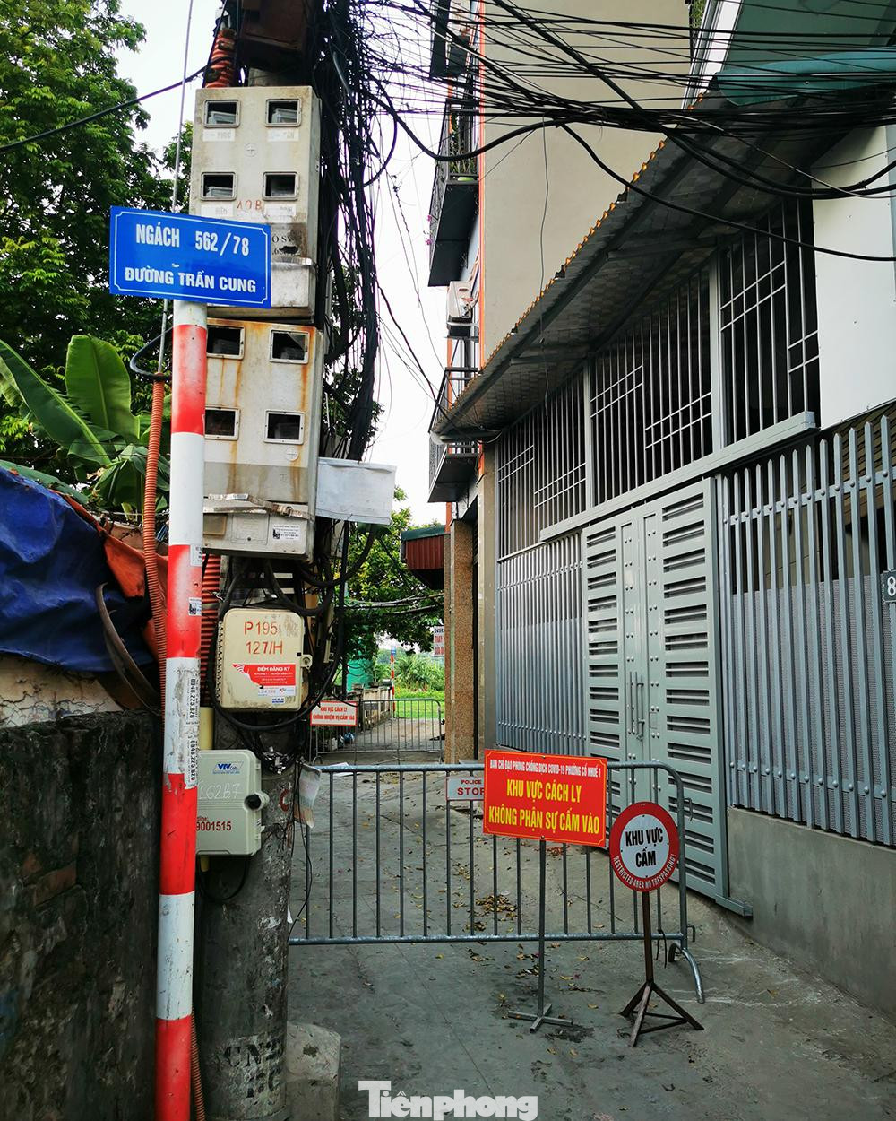 Đồng thời, địa phương đã liên hệ và chuyển các trường hợp F1 tới khu cách ly tập trung Tứ Hiệp, Hoàng Mai. TTYT quận đã thông báo cho các quận có trường hợp F1 liên quan, tiếp tục điều tra F2 để ra các quyết định các ly theo đúng quy định.