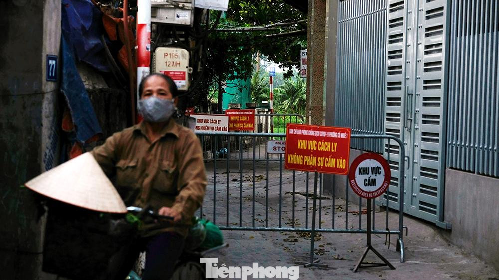 Đội đáp ứng nhanh TTYT quận đã phối hợp với Ban chỉ đạo phường Cổ Nhuế 1 khoanh vùng, điều tra, giám sát khử khuẩn 3 tòa nhà xung quanh, tiến hành lấy mẫu xét nghiệm F1 và các trường hợp liên quan.