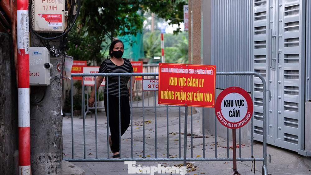 UBND phường Cổ Nhuế 1 đã quyết định tạm thời phong tỏa 3 tòa nhà xung quanh nơi ở của ca nhiễm. Đồng thời, cơ quan chức năng cũng hướng dẫn các hộ gia đình trong khu phong tỏa thực hiện đúng quy định về cách ly và phòng chống dịch.