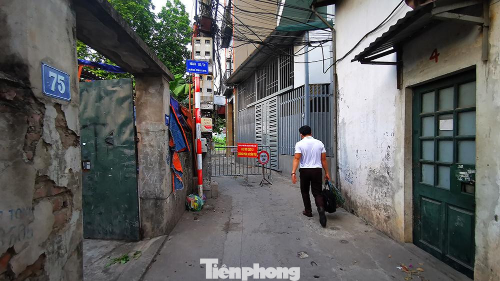 Trung tâm y tế quận Bắc Từ Liêm cho hay, đơn vị đã phun khử khuẩn khu vực.