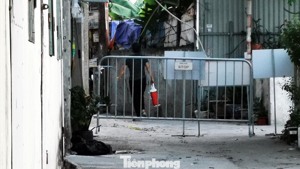 Hiện tại, địa phương đã phong tỏa 3 tòa nhà xung quanh, hướng dẫn các hộ gia đình trong khu phong tỏa thực hiện đúng quy định về cách ly và phòng chống dịch.