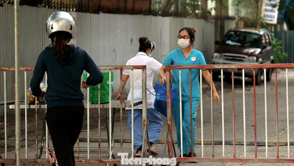 Tại Bệnh viện Nông nghiệp, bệnh nhân hiện tại chủ yếu là những người đang chạy thận nhân tạo. Việc tiếp tế nhu yếu phẩm được người nhà khẩn trương tiếp tế.