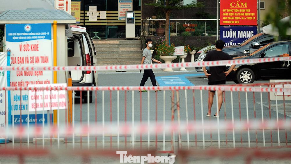 Theo ông Nguyễn Viết Kiền - Chủ tịch UBND xã Ngọc Hồi (huyện Thanh Trì, Hà Nội) cho biết, việc tạm thời phong tỏa bệnh viện này để phục vụ công tác khoanh vùng, truy vết và điều tra dịch tễ, phân loại F1, F2 để có hướng cách ly phòng dịch.