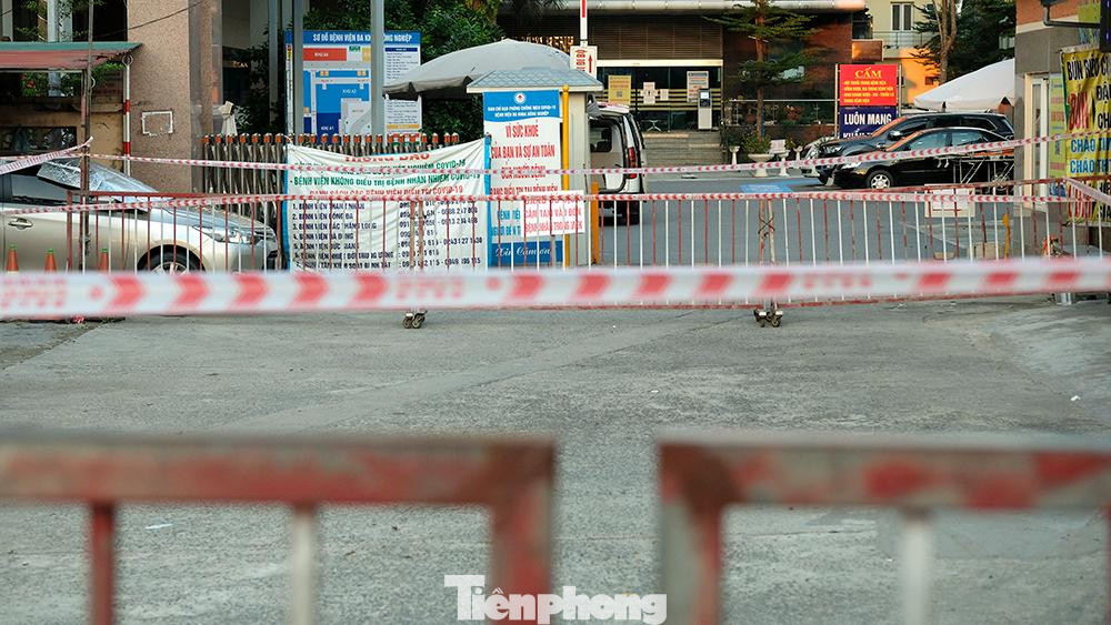 Trước đó, Ban Chỉ đạo phòng, chống dịch COVID-19 huyện Thanh Trì phát đi thông báo khẩn, yêu cầu người dân từng đi, đến, khám và test nhanh COVID-19 tại bệnh viện (Khoa Bệnh Nhiệt đới) từ ngày 14/8 - 28/8, cần tự cách ly, theo dõi sức khỏe tại nhà và liên hệ ngay với trạm y tế gần nhất.