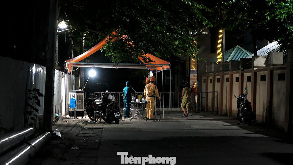 Lực lượng chức năng trực chốt cổng chính và cổng phụ Bệnh viện Nông nghiệp (cở sở Ngọc Hồi) 24/24 để đảm bảo "nội bất xuất, ngoại bất nhập".