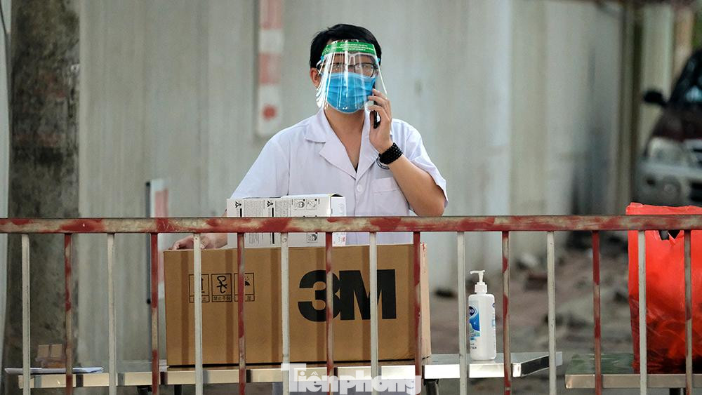 Được biết, tại thời điểm phong tỏa tạm thời, bên trong bệnh viện có khoảng 800 người. Toàn bộ những người này đã được Trung tâm y tế huyện lấy mẫu PCR và đang tiến hành phân loại nguy cơ.