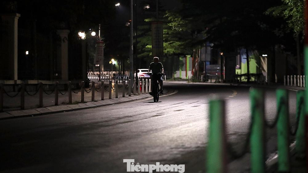 Một người đàn ông đạp xe trên phố Vân Hồ 2 thời điểm hơn 12 giờ đêm.