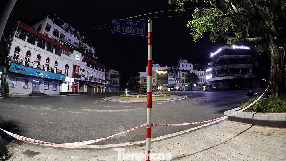 Đêm khuya ngày 23/7, các tuyến phố như Đinh Tiên Hoàng, Lê Thái Tổ vắng vẻ, hầu như không một bóng người. Các hàng quán kinh doanh mặt hàng không thiết yếu đều đã đóng cửa từ sớm.