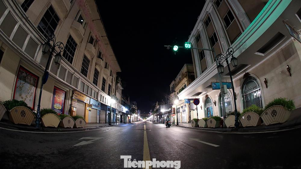 Người dân ngoài việc ra ngoài mua nhu yếu phẩm thì đều đã chấp hành nghiêm chỉnh khuyến cáo ở nhà.