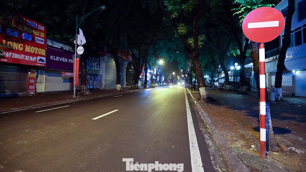 Phố Phan Đình Phùng trước giờ Hà Nội cách ly toàn xã hội theo Chỉ thị 16.