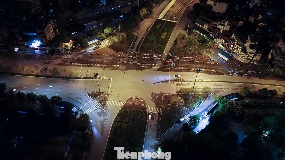 Ngã tư Giải Phóng - Lê Duẩn - Đại Cồ Việt nhìn từ trên cao về đêm ngày 23/7.