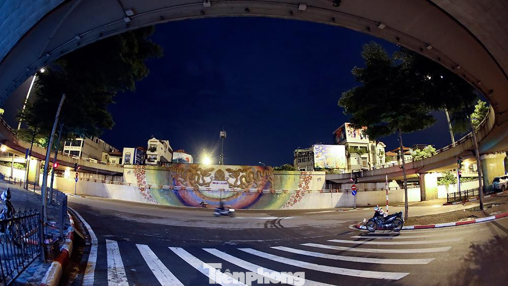 Trái ngược với không khí đông đúc, nhộn nhịp mỗi dịp cuối tuần, đêm nay tại hầu hết các tuyến phố trung tâm Hà Nội vắng vẻ, không một bóng người.