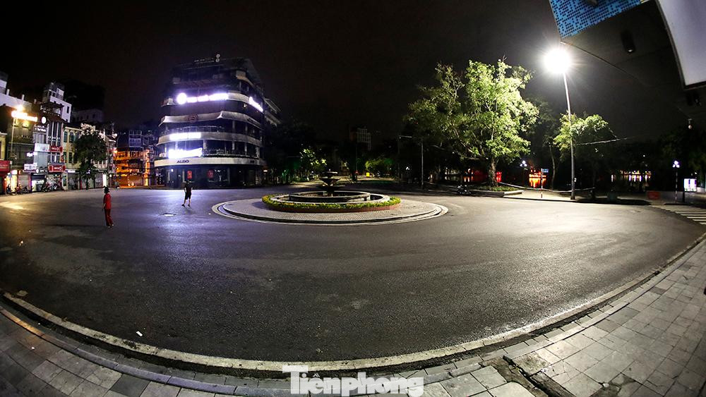 Các tuyến phố bao quanh bờ hồ Hoàn Kiếm hay chợ Đồng Xuân vốn là nơi tổ chức các hoạt động vui chơi giải trí, phố đi bộ nhưng do ảnh hưởng bởi dịch Covid-19 tất cả các hoạt động tại đây đều phải hủy bỏ.