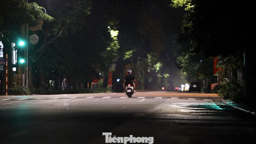 Phố Bà Triệu vắng vẻ, sâu hun hút.