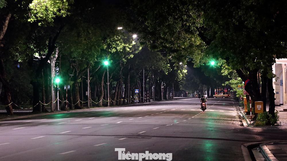 Phía trước Bưu điện Hà Nội và khu vực xung quanh Hồ Gươm vốn đông đúc vào dịp cuối tuần thì nay vắng tanh.