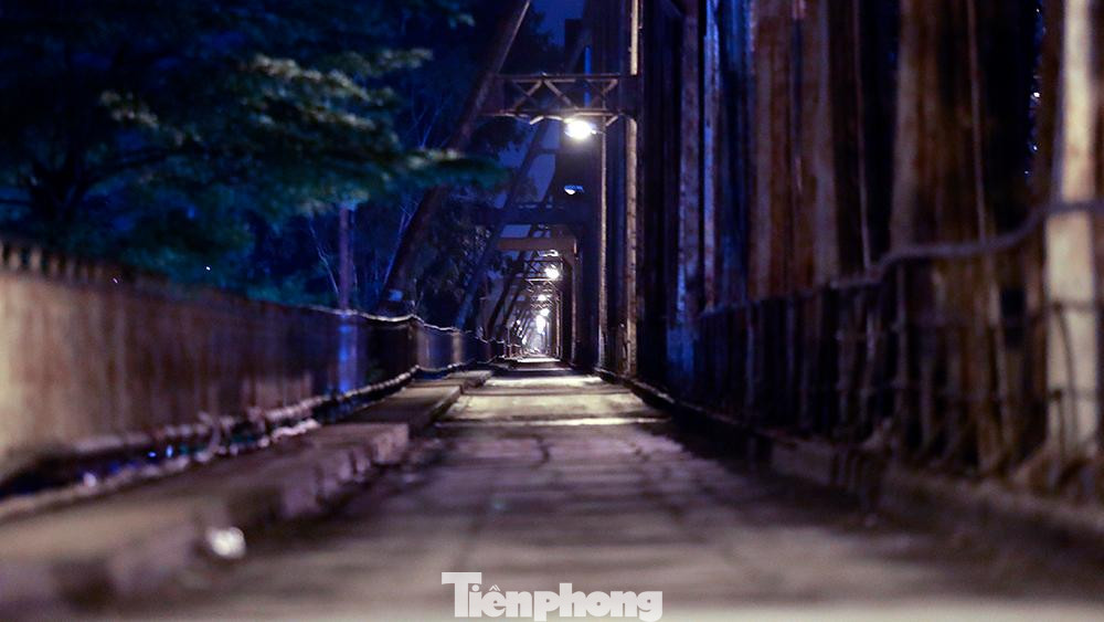 Cầu Long Biên vắng vẻ về đêm.