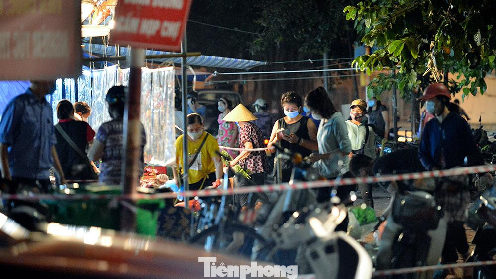 Lối đi được căng dây và các quầy hàng được căng tấm nilon chắn giọt bắn… để đảm bảo giãn cách, an toàn phòng chống dịch COVID-19.