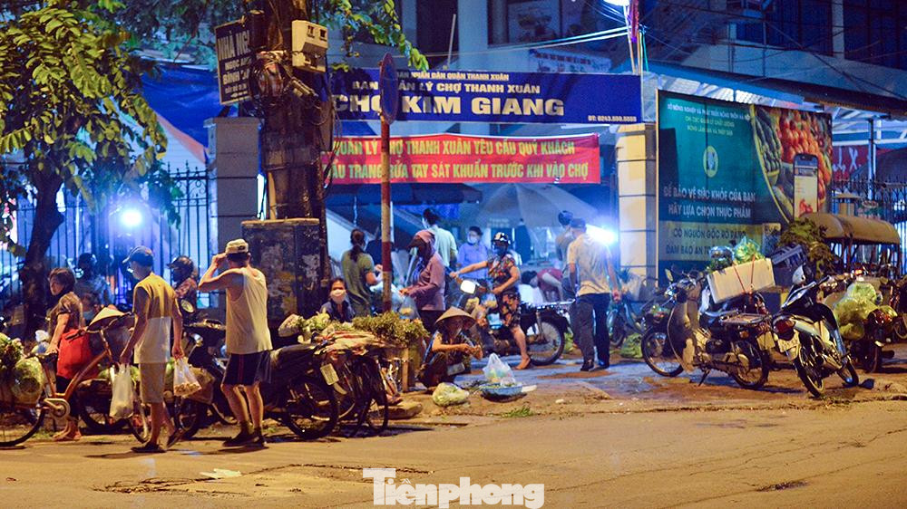 Hôm nay, các chợ truyền thống của Thủ đô được mở cửa kinh doanh lại nhằm đúng ngày Rằm tháng Tám, vì vậy ngay từ sáng sớm đã rất đông người đổ tới các khu chợ để mua sắm.