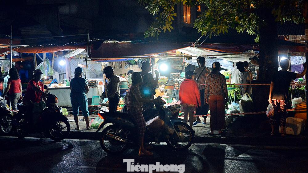 Theo ghi nhận của phóng viên Báo Tiền Phong, hầu hết các chợ đều bố trí lực lượng chức năng hướng dẫn, phân luồng người dân ra vào chợ theo quy trình khép kín.