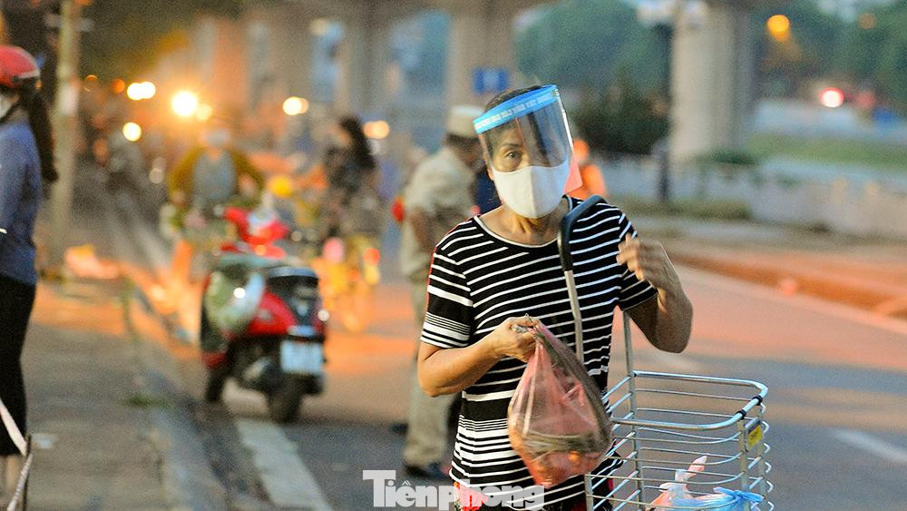 Mọi người đi chợ đều ý thức trang bị cho mình những vật dụng bảo hộ phòng dịch.